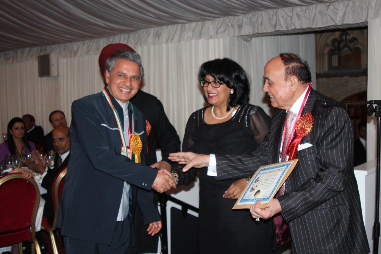 Dr. Gagan Bhalla receives Mahatma Gandhi Pravasi Gold Medal Oye! Times